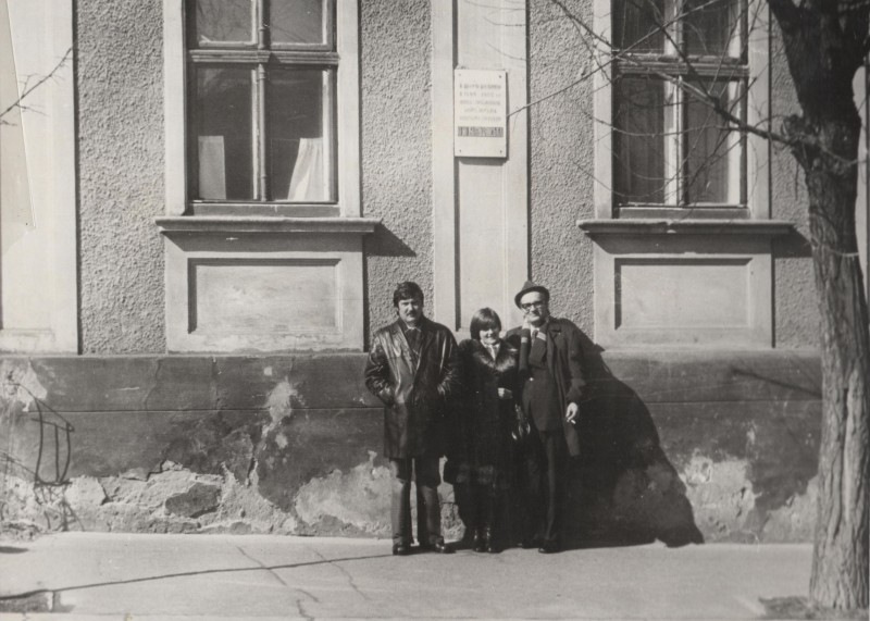 Фотографія. В. Івасюк із сестрою Оксаною та батьком Михайлом Григоровичем біля будинку, де жила О. Кобилянська. 1976-1977 роки.