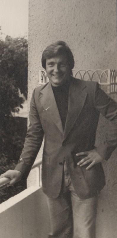 Фотографія. В. Івасюк на балконі. 1978 рік.