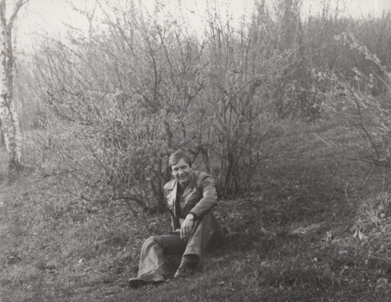 Фотографія. В. Івасюк сидить на траві, посміхається. 1977 рік.