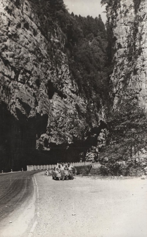 Фотографія. В. Івасюк поряд жінка, чоловік і Оксана. Видно гори і дорогу на Ріцу. Серпень 1978 року.
