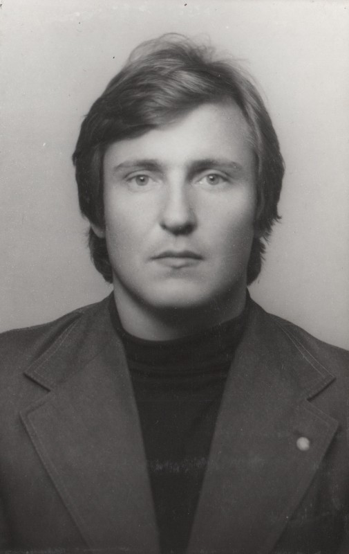 Фотографія. В. Івасюк у чорному гольфі та у піджаку. 1978 рік.