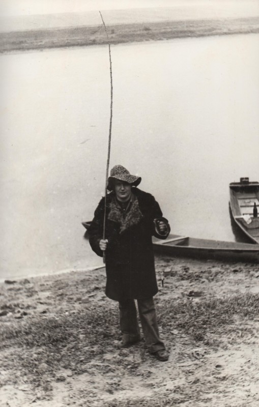 Фотографія. В. Івасюк на березі річки з вудкою в руках. 1978 рік.