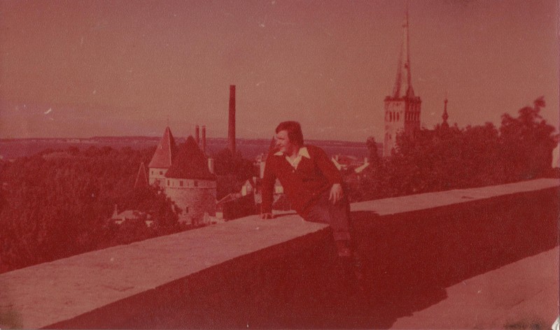 Фотографія. В. Івасюк сидить на бетонно-кам’яній огорожі і дивиться на місто. Таллінн. Липень 1978 року.