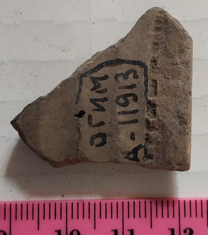 Фрагмент вінця ліпної сіроглиняної посудини.