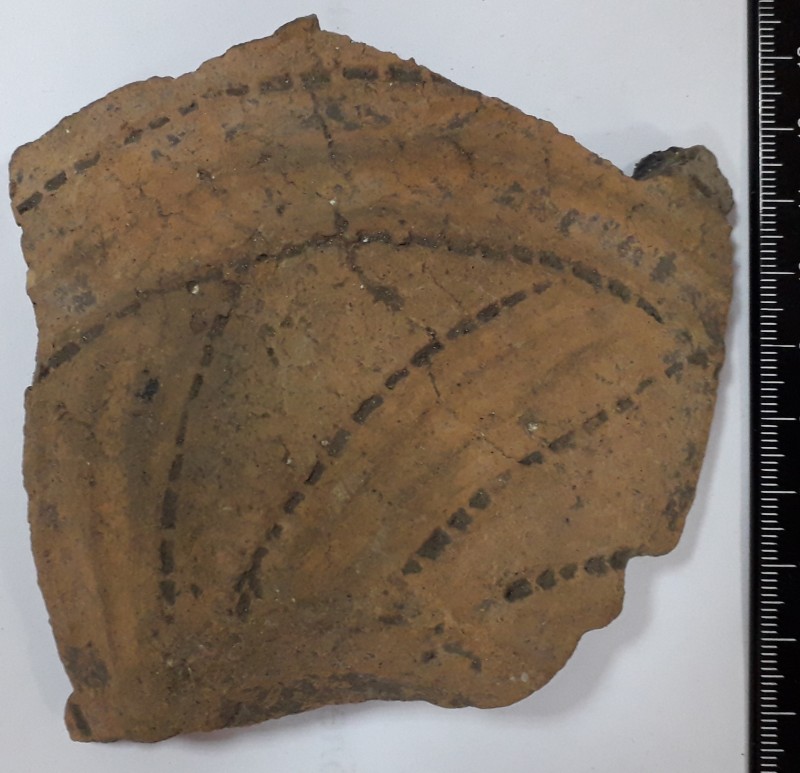 Фрагмент дна та придонної частини сіроглиняної ліпної посудини.