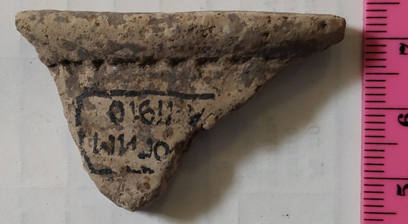 Фрагмент вінця ліпної жовтоглиняної посудини.