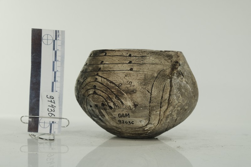 Ліпна орнаментована посудина