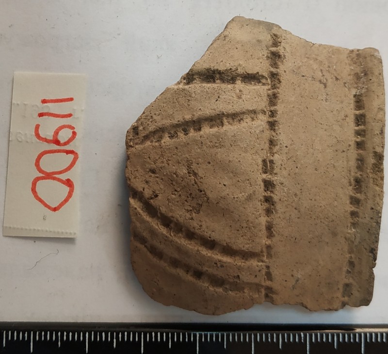 Фрагмент вінця ліпної жовтоглиняної посудини.