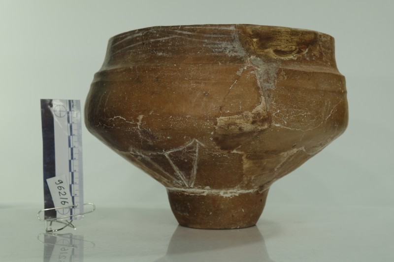 Ліпна чаша на високій ніжці