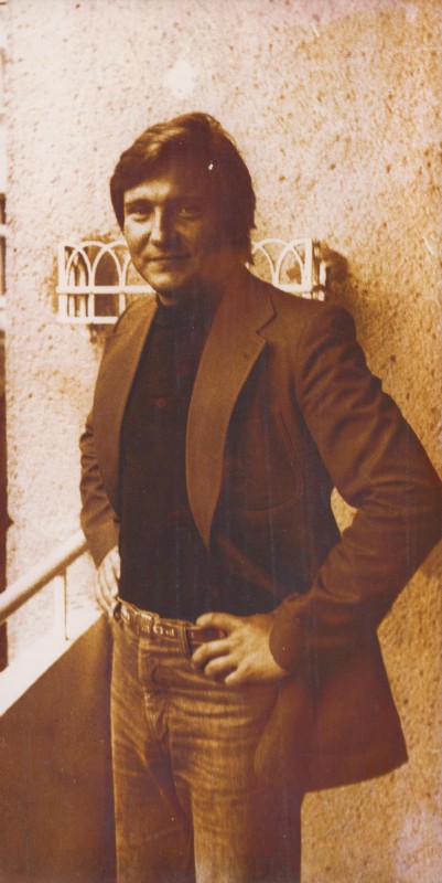 Фотографія. В. Івасюк стоїть на балконі, посміхається. 1978 рік.