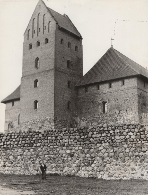 Фотографія. В. Івасюк попереду кам'яної стіни. Тракайський замок. Вільнюс. Липень 1978 року.