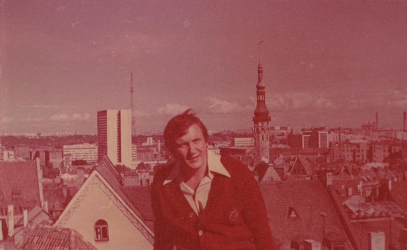 Фотографія. В. Івасюк, позаду видно велику частину міста. Таллінн. Липень 1978 року.