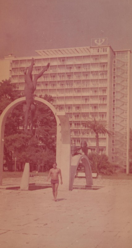 Фотографія. В. Івасюк йде площею. Піцунда. Серпень 1978 року.