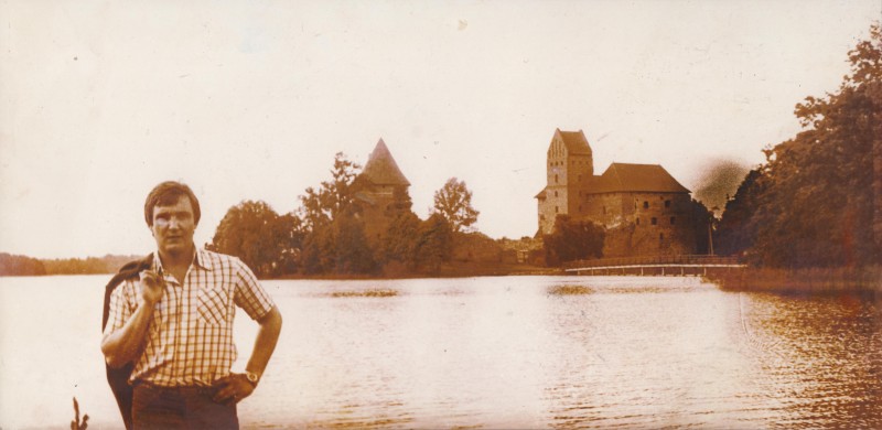 Фотографія. В. Івасюк біля Тракайського замку. Вільнюс. Липень 1978 року.