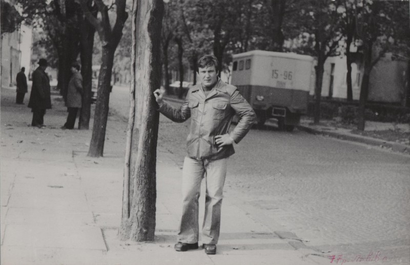 Фотографія. В. Івасюк спирається на дерево рукою. Львів. 1977 рік.