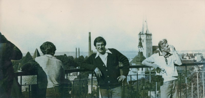 Фотографія. В. Івасюк на мосту, рукою опирається на поручень. Таллінн. Липень 1978 року.