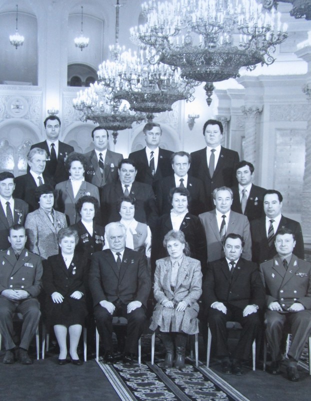 Фото групове. Делегація з Чернігівщини на ХХVІІ з'їзді КПРС.