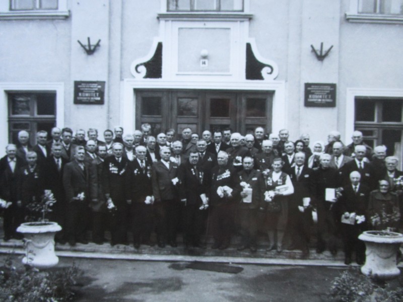 Фото групове. Зустріч членів бюро райкому партії з ветеранами Великої Вітчизняної війни.