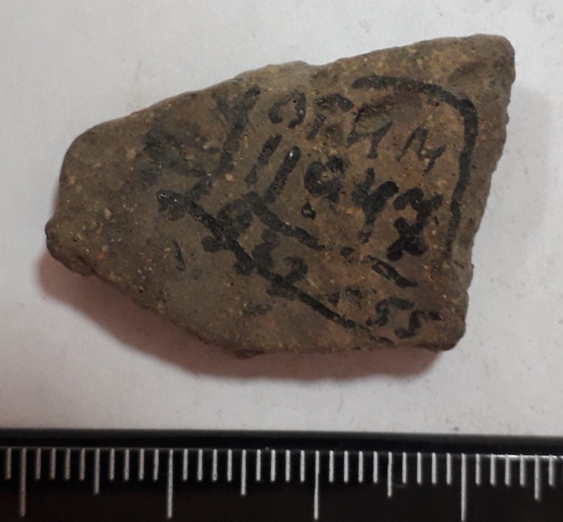 Фрагмент стінки ліпної сіроглиняної посудини.