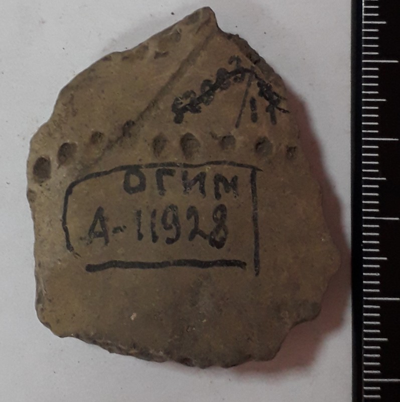 Фрагмент стінки ліпної сіроглиняної посудини, жовтого кольору назовні.