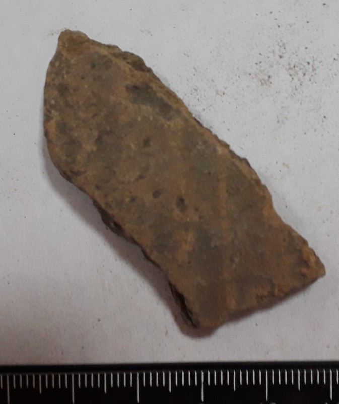 Фрагмент стінки ліпної сіроглиняної посудини, жовтого кольору назовні.