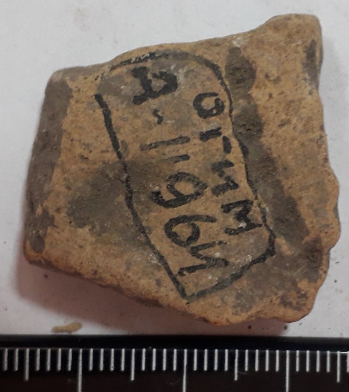 Фрагмент стінки ліпної жовтоглиняної посудини.