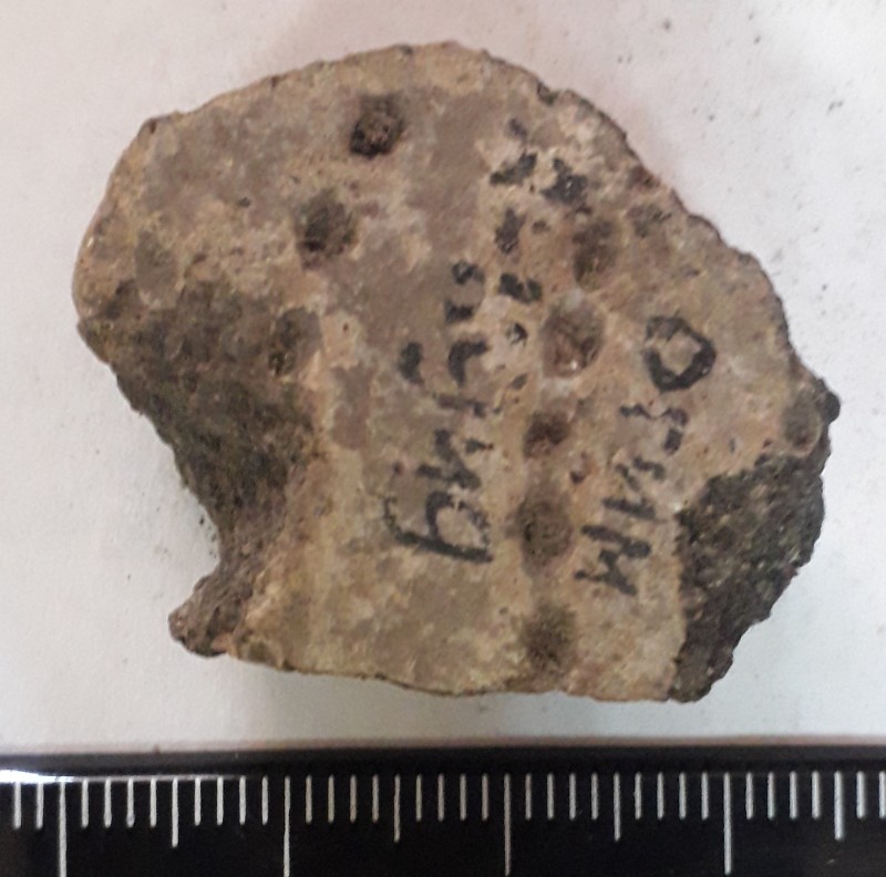 Фрагмент стінки ліпної сіроглиняної посудини жовтого кольору назовні.