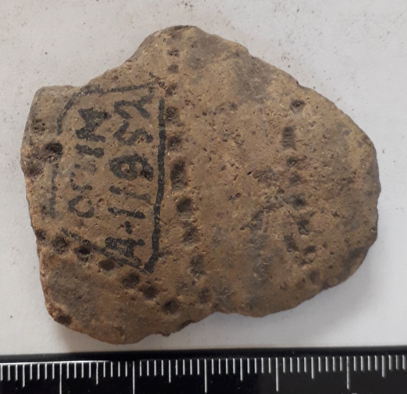 Фрагмент стінки ліпної сіроглиняної посудини жовтого кольору назовн