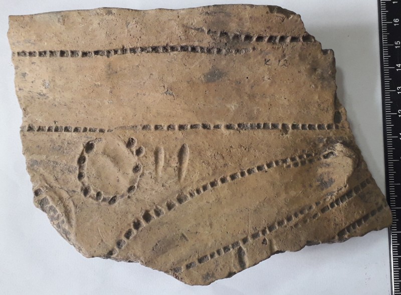 Фрагмент  верхньої частини широкої ліпної сіроглиняної посудини