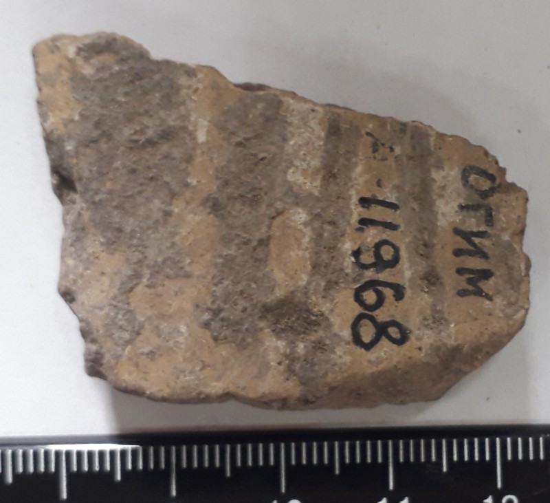 Фрагмент  стінки ліпної посудини сірого кольору.