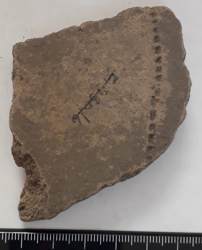 Фрагмент стінки ліпної жовтоглиняної посудини, жовтого кольору назовні.