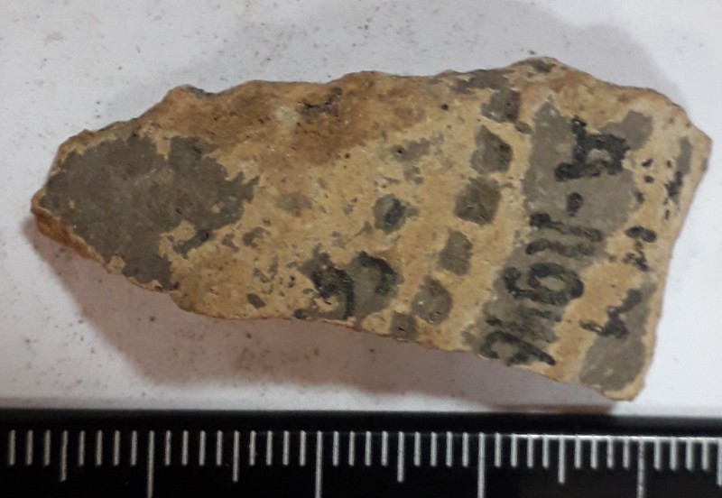 Фрагмент придонної частини та дно жовтоглиняної ліпної посудини.