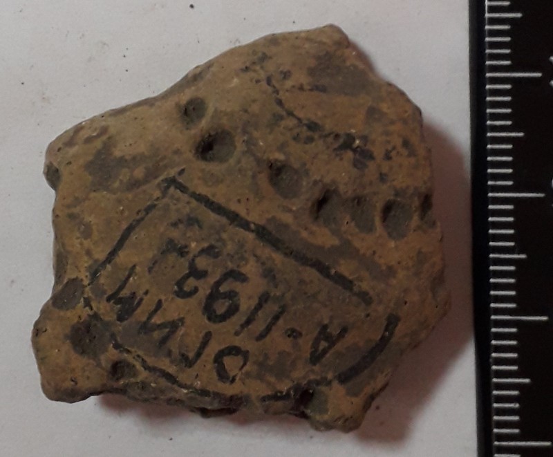 Фрагмент стінки ліпної жовтоглиняної посудини.