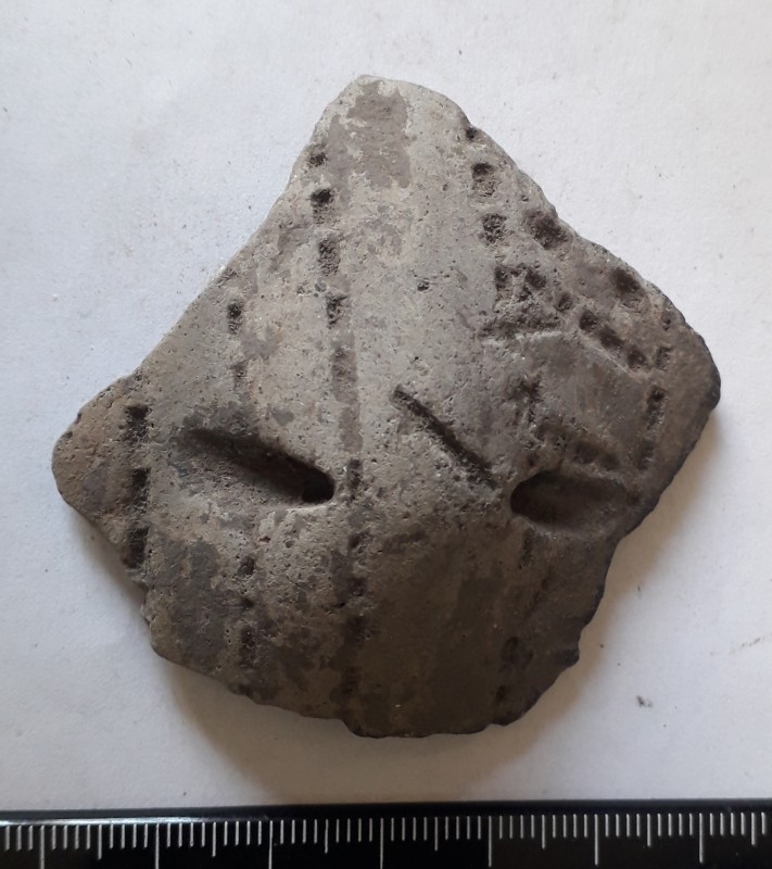 Фрагмент стінки ліпної сіроглиняної посудини з вушком.