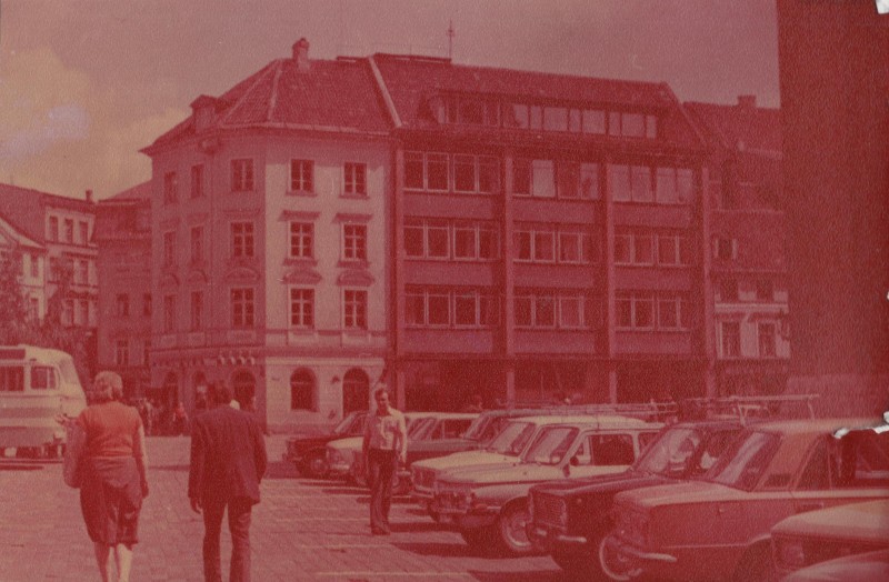 Фотографія. В. Івасюк на площі біля машин. Рига. Липень 1978 року.