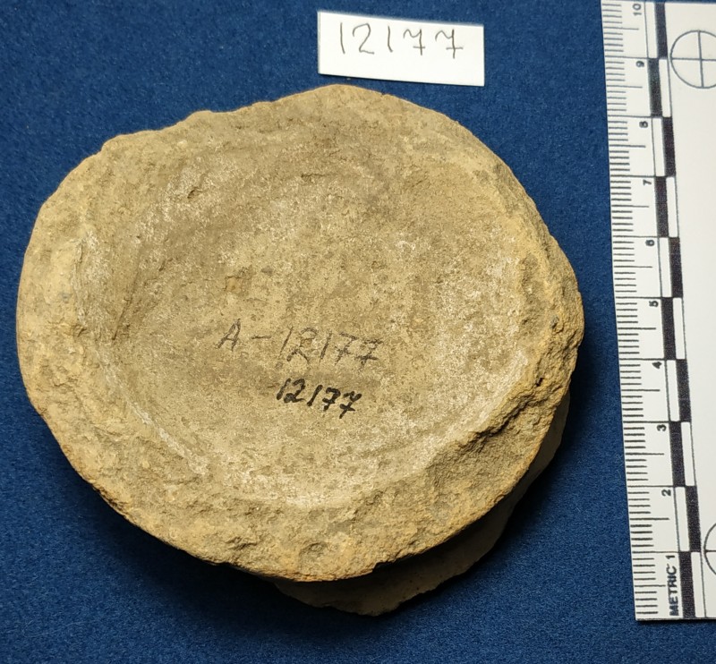 Фрагмент жовтоглиняної біноклеподібної посудини (піддону фруктовниці?)