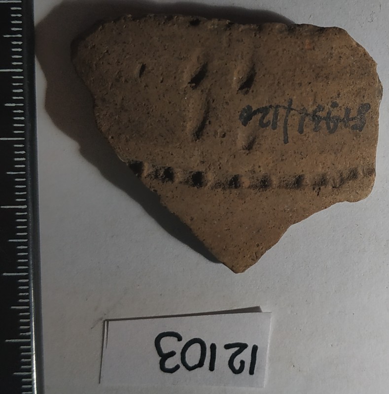 Фрагмент стінки ліпної сіроглиняної посудини жовтого кольору назовні.