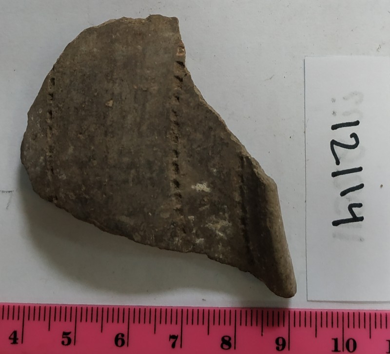 Фрагмент вінця ліпної сіроглиняної посудини.