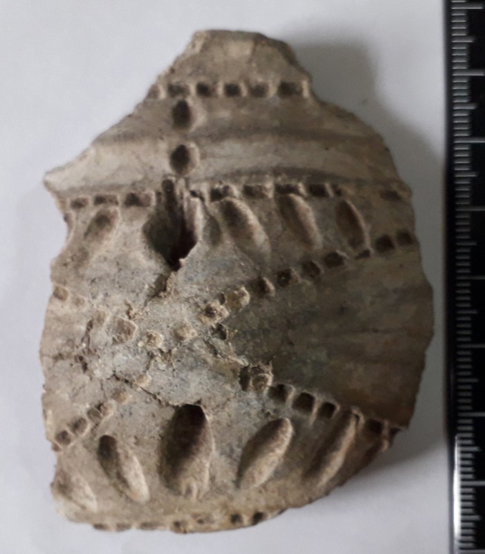 Фрагмент  верхньої частини ліпної сіроглиняної посудини