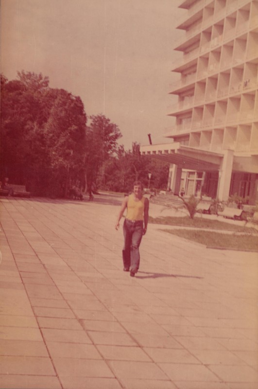 Фотографія. В. Івасюк йде площею. Піцунда. Серпень 1978 року.