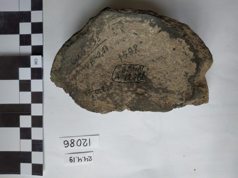 Фрагмент дна та придонної частини ліпної сіроглиняної посудини