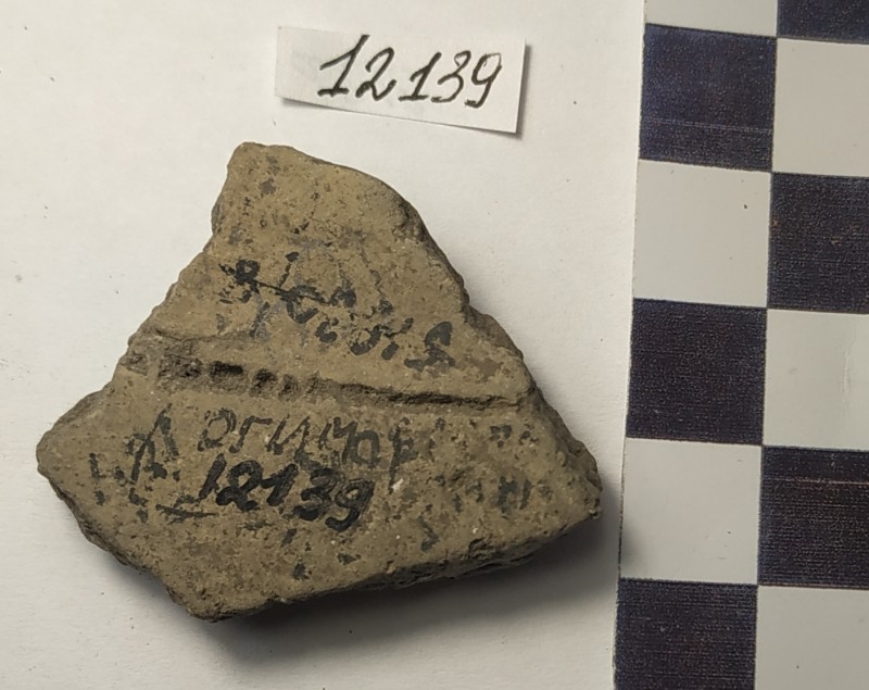 Фрагмент стінки ліпної сіроглиняної посудини