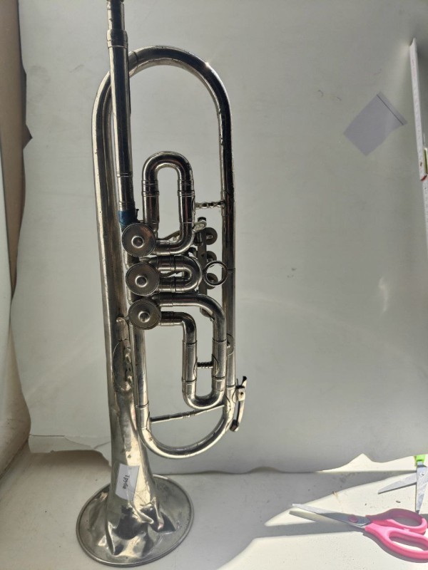 Труба, срібного кольору