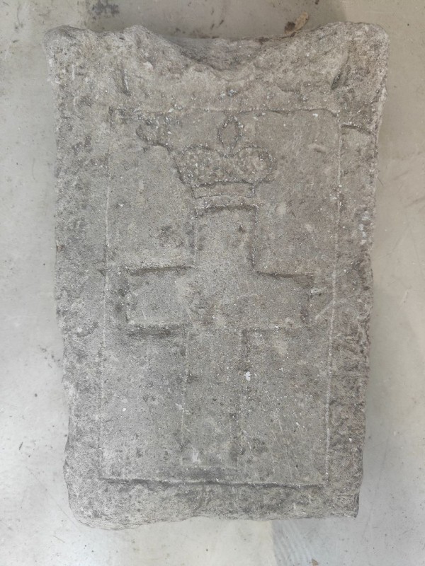 Кам*яний уламок. Вирізьблений хрест з короною