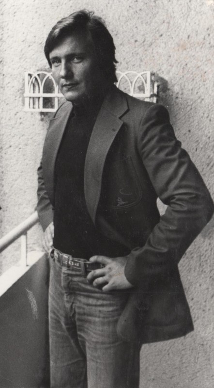 Фотографія. В. Івасюк на балконі. 1978 рік.