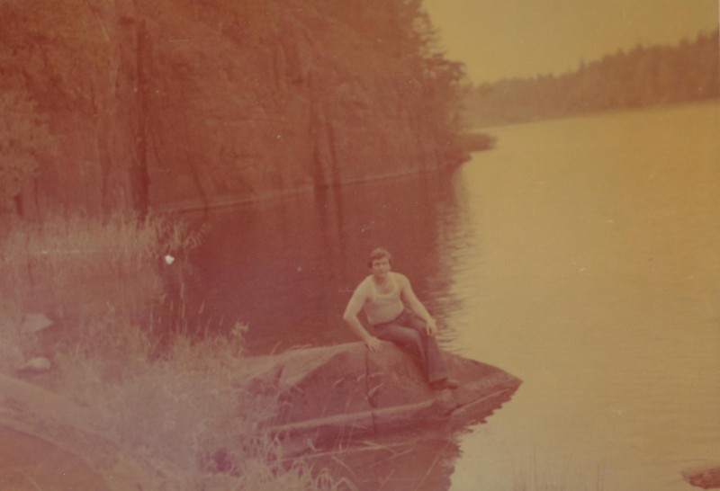 Фотографія. В. Івасюк сидить на брилі на Ладозькому озері. Карелія. Липень 1978 року.