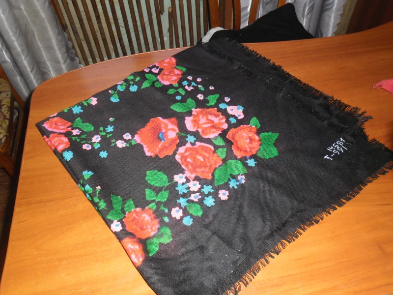 Жіноча хустка чорного кольру з різнокольоровим квітковим принтом