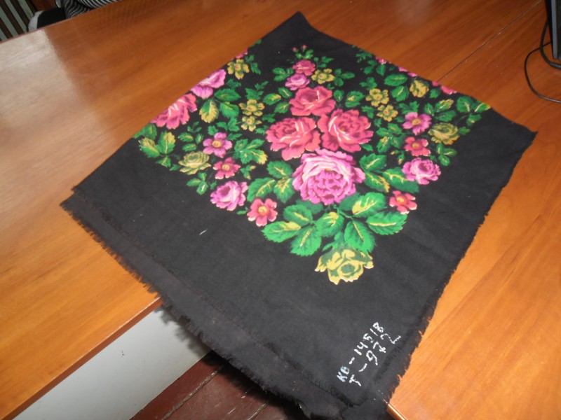 Жіноча хустка чорного кольру з різнокольровим принтом