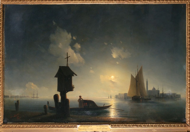 Вид з каплицею на березі моря