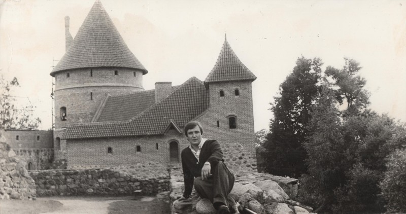 Фотографія. В. Івасюк. Позаду видно старовинні споруди Тракайського замку. Вільнюс. Липень 1978 року.